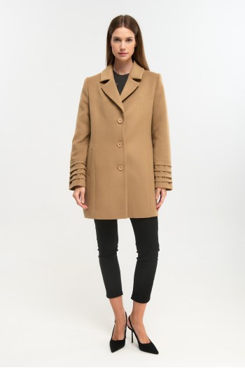 Coat with special sleeve