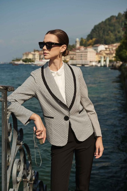 Σακάκι με στρας στον γιακά