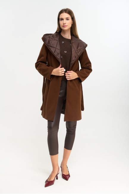 Παλτό με καπιτονέ κουκούλα