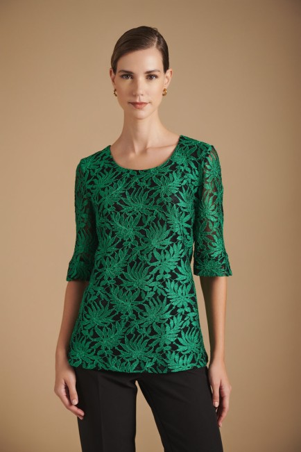 Blouse made of elastic lace
