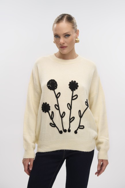 Knitted blouse with embroidery