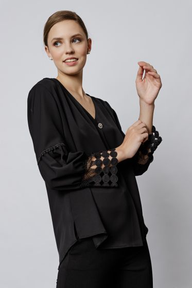 Moυσελίνα μπλούζα με διακοσμητική καρφίτσα